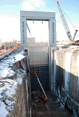 Outlet channel emergency closure gate