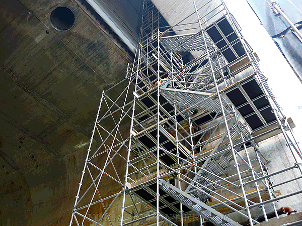 Installing frame for stop-log type emergency closure gates at intake