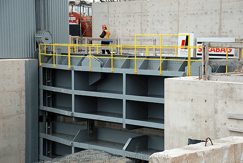 Outlet Gate lifting - March 6th 2013